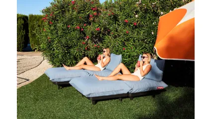 Lettino Paletti Day Bed in tessuto e plastica riciclata di Fatboy